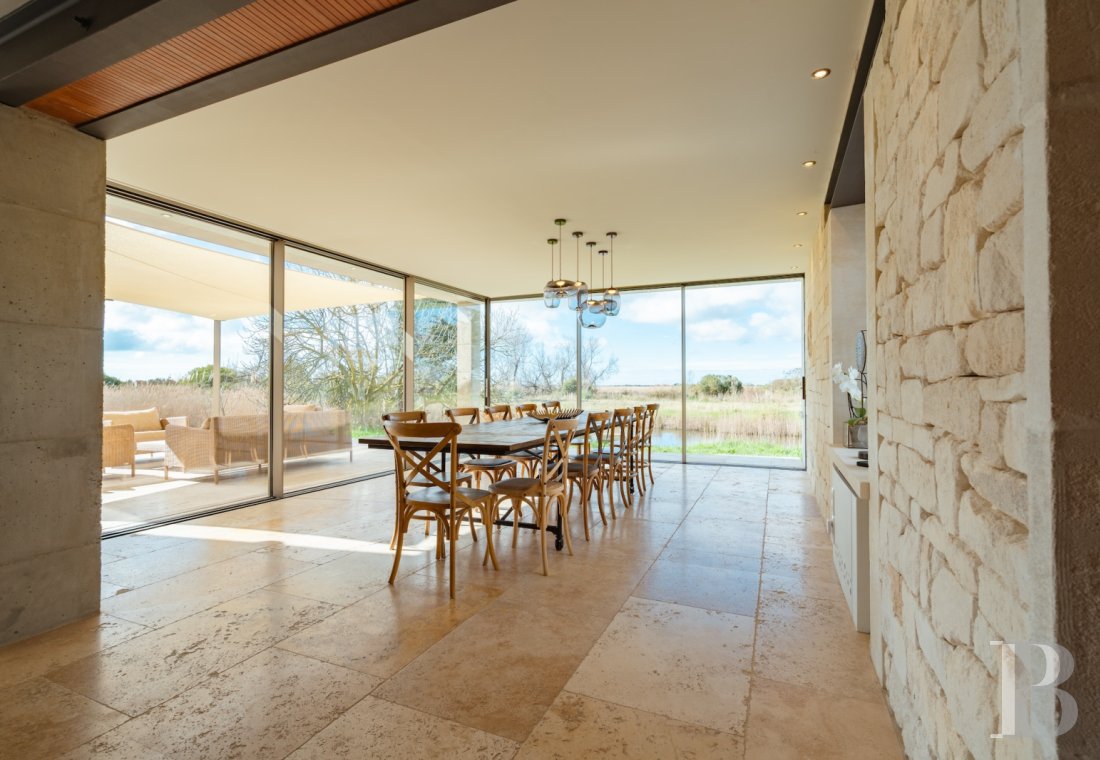 A farmhouse set amidst the marshes north of Saintes-Maries-de-la-Mer, in the Camargue - photo  n°7